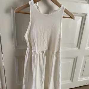 Vit zara klänning - En vit klänning från zara, nästan aldrig använd💕 