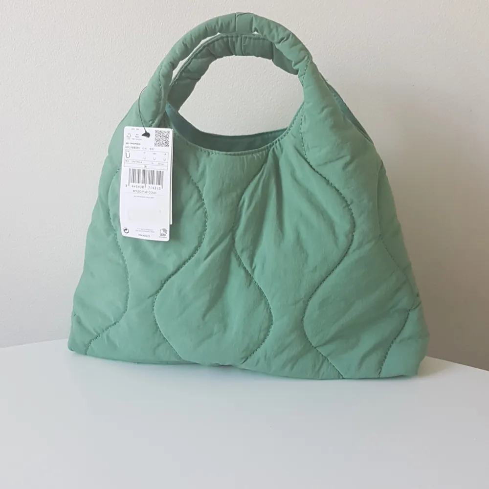 Green new bag from Mango with tags on. Never used . Väskor.