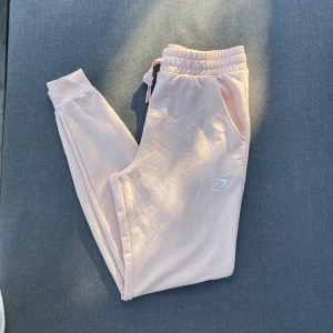 Gymshark Mjukisbyxor - Rosa mjukisbyxor från Gymshark. Knappt använda, fint skick. Storlek S.