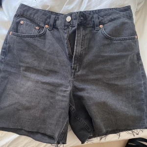 Jeans shorts  - Knappt använda shorts, stor storlek men passar 36-38