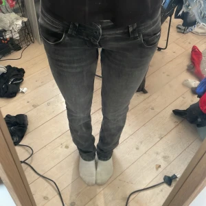 Lågmidjade jeans  - Säljer ett par jättefina lågmidjade pepe jeans i färgen svart. De är använda cirka 3-4 gånger och är i jättefint skick. Pris kan diskuteras men inte sänkas mer än 100kr då de köptes för 800. Kontakta gärna mig om du är intereeeerad eller för frågor😊💕