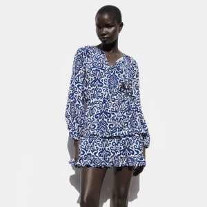 Zara Klänning - Hej säljer denna superfina klänningen från Zara, endast använd en gång, säljer för jag vill ha 💸. Köpare står för frakt❤️