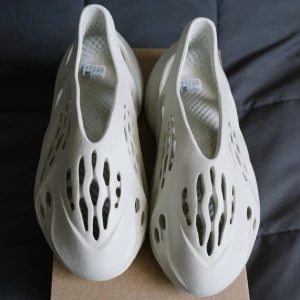 Yeezy Foam Runners (Nyskick) - Helt nya yeezy foam runners, otroligt sköna, pris kan diskuteras.