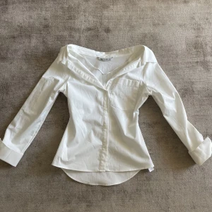 Figursydd skjorta - Säljer denna figursydda skjortan då den aldrig kommer till användning! Köpte för länge sedan på zara💗