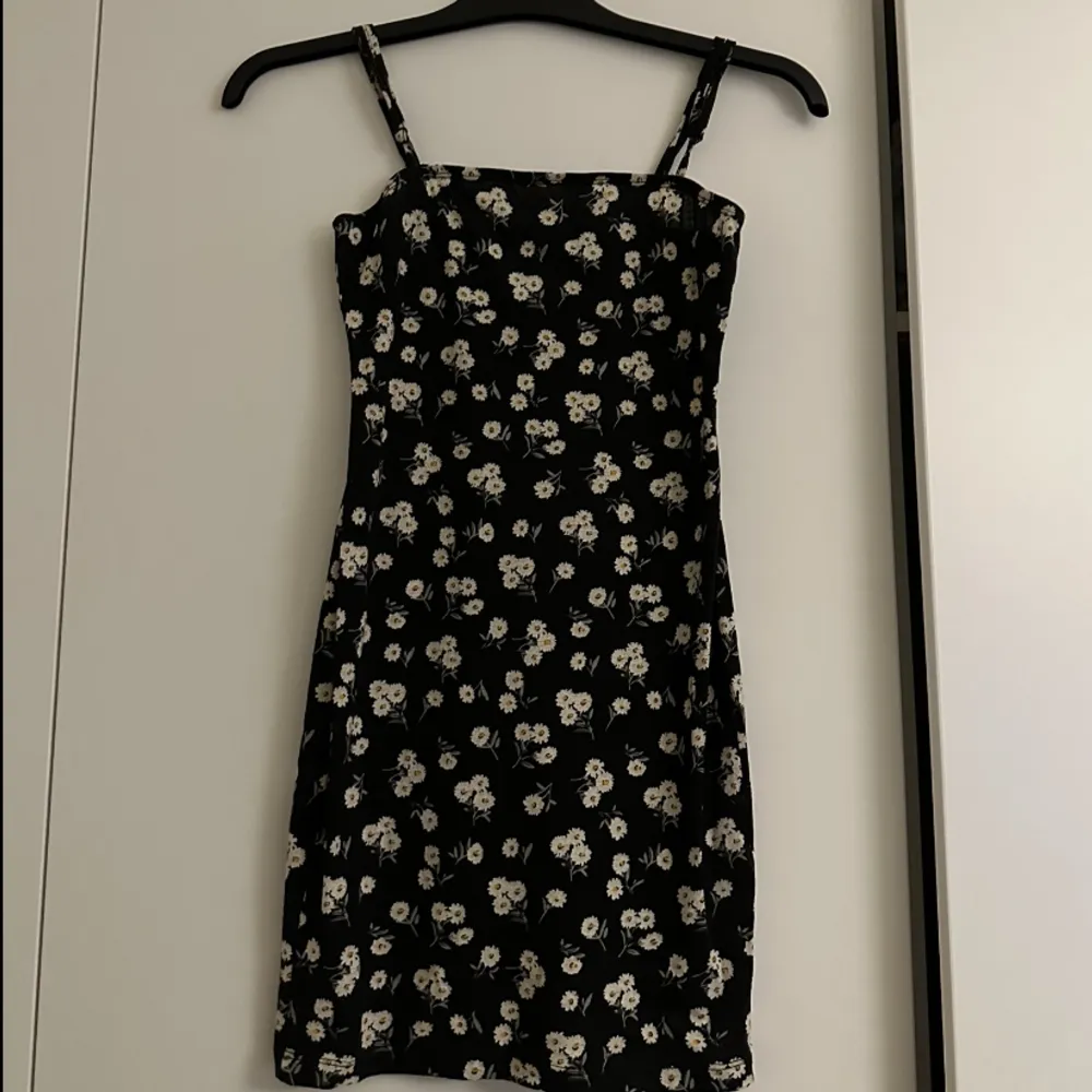 En super fin, svart, blommig klänning. . Klänningar.