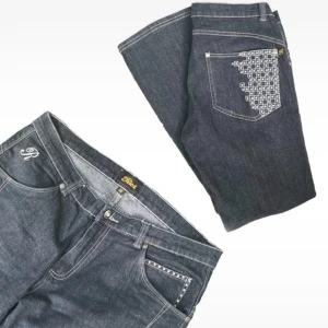 Coola jeans! - Midjelängd 43cm, innerbenslängd 76cm💫Coola detaljer!! Pris kan diskuteras!