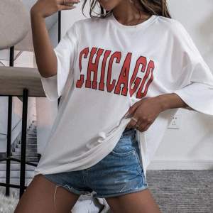 En vit oversized t-shirt med Chicago tryck. Knappt använd. 