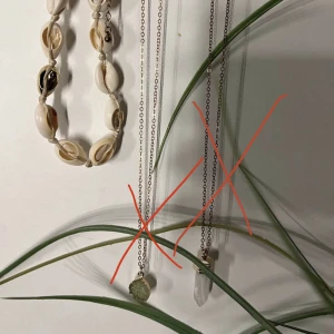 Halsband  - 3 stycken olika halsband. Du får skicka till mig om du undrar om priser eller fler bilder😊