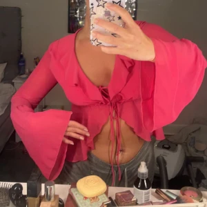 Fin sommar tröja  - Fin sommar tröja, passar till både fest och vardag, väldigt tunt material men inte genomskinligt så den är luftig och skön. 