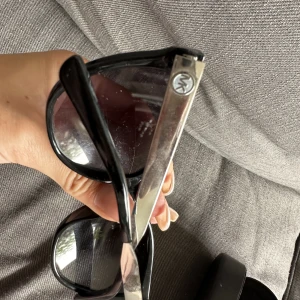 Solglasögon från Michael kors  - Svarta solglasögon från Michael kors men silverfärgad båge. Använda men i fint skick