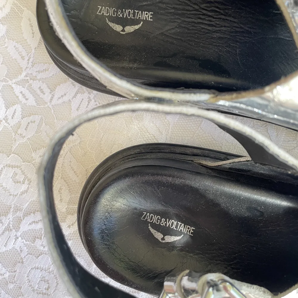 Säljer mina zadig sandaler då dem inte kommer till användning!Superfina & bekväma 💕 Sparsamt använda i storlek 40 🥰 Nypris: 3 643 🤍. Skor.