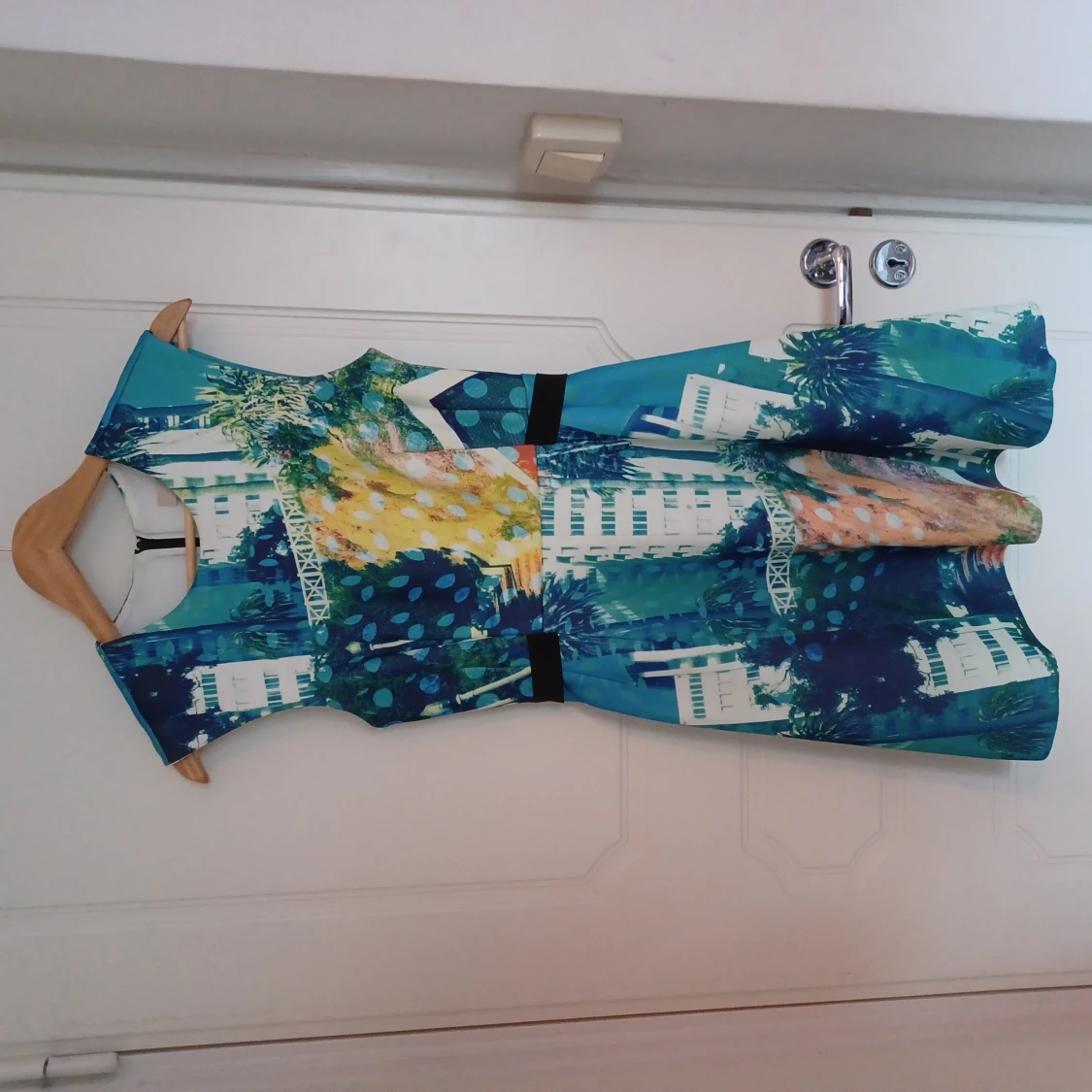 Scubaklänning med tryck i smickrande modell