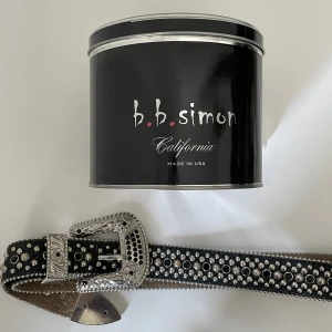 BB SIMON SKÄRP - Superfint äkta skärp från bb simon  Några stenar har lossnat