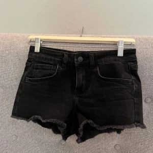 Jeansshorts  - Säljer dessa jeansshorts som är gra/svarta. Jättefina! Säljer då de inte kommer till användning 🩷🩷