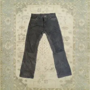 G-Star jeans med lite roliga detaljer / ridbyxor, Mörkgrå. Passar M och L, väldigt fin skick 🥸🌟