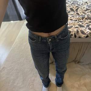 Mörkblå Mid waist jeans från Bikbok. Omsydda från high waist till mid waist hos en skräddare! Jag är 165cm lång 
