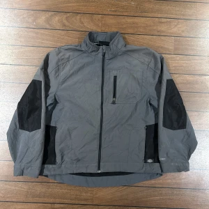 Dickies Jacka - Snygg Dickies jacka i storlek XL! Bara att skriva om du undrar över något🙏