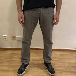 Grå jeans - Populära gråa Jack & Jones jeans i modellen Chris (Loose fit). Storlek 32/32, straight fit. Använda försiktigt, inga fläckar, märken eller hål. Nypris: 600 kr, mitt pris: 350 kr. Kontakta mig vid frågor eller funderingar!