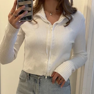 Vit topp - Superfin tröja från monki med dragkedja som kan användas som både topp och kofta❣️ Tröjan har inga defekter och är i bra skick.  