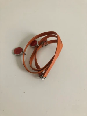 Snyggt armband med berlocker! - Fint armband med berlocker. Nyskick! Aldrig använt!