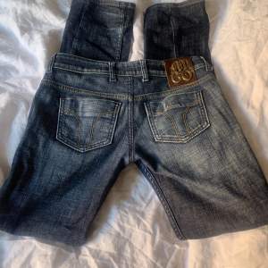 Ett par as snygga miss sixty jeans (lågmidjade) äkta med logga där bak köpt second hand för 760kr är lite långa för mig som är ca 163 ❤️ säljer pga anspändes nästan alldrog ❤️ andvänt max 4 gånger ❤️pris kan diskuteras ❤️skriv om ni är intresserade 