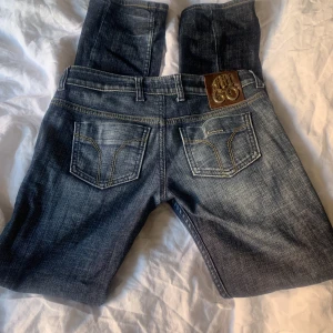 Miss sixty jeans (lågmidjade) - Ett par as snygga miss sixty jeans (lågmidjade) äkta med logga där bak köpt second hand för 760kr är lite långa för mig som är ca 163 ❤️ säljer pga anspändes nästan alldrog ❤️ andvänt max 4 gånger ❤️pris kan diskuteras ❤️skriv om ni är intresserade 