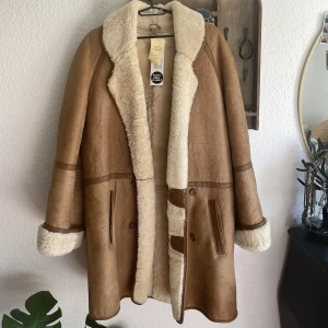 Vinterjacka skinn - Vinterjacka i skinn/mocka. Köpt på Björk o frihet men har inte använts och prislapp sitter kvar. Köpt för 450 och säljer nu för 300! Står ej strl men skulle säga L-XL