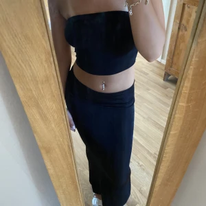 Långkjol med topp - Säljer denna skitsnygga långkjol med matchande tubtopp i svart. Aldrig använda💕💕💕