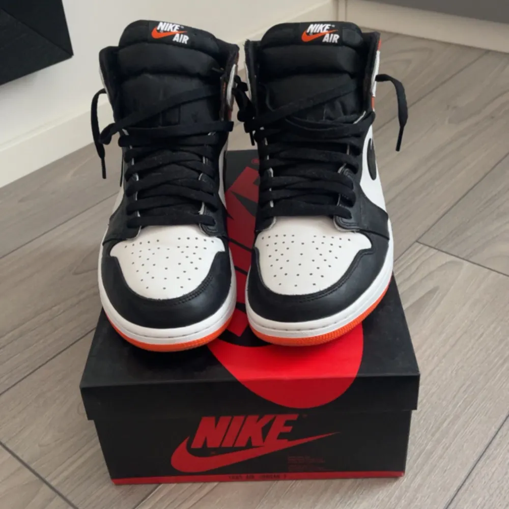 Tja säljer ett par Jordan 1 high electro orange  Cond 9,5/10 Storlek 46  Pris 1300. Skor.