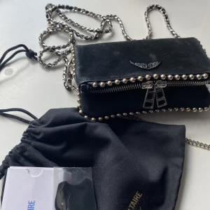 Zadig väska  - Jag säljer min Zadig väska för att den inte kommer till användning längre, det finns bevis på att den är äkta och dustbag mm ingår i köpet. Nypris är 2500 och den är helt slutsåld på hemsidan, Kontakta för mer info 😊