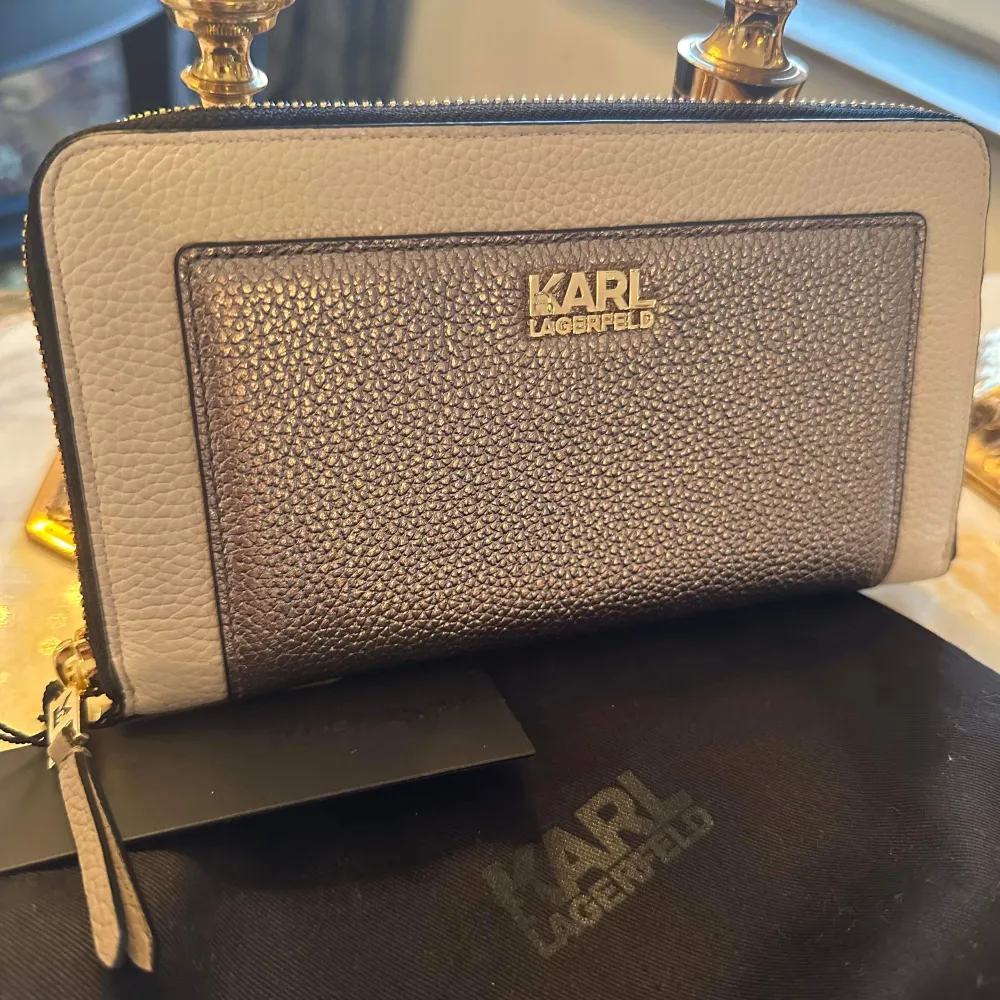 Helt ny lyxig Karl Lagerfeld plånbok (i riktig läder). Nypris: 2200, men jag säljer för 1500kr❤️  Färg: Metallic Rose Gold and Beige. . Väskor.