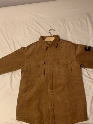 Stone island overshit - Använt flera gånger men inga repor eller fel. Storlek M