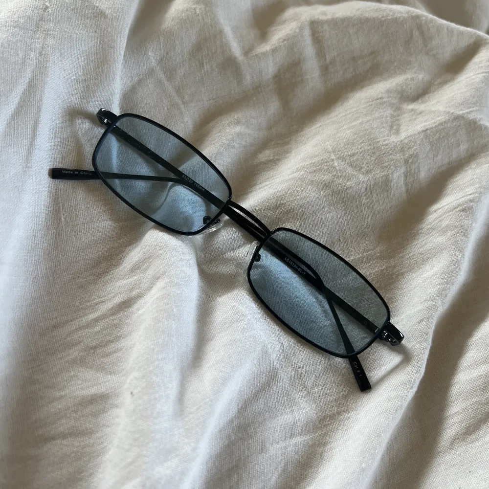 Rektangulära solglasögon med blått glas 🦋. Accessoarer.