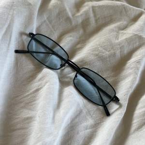 Rektangulära solglasögon med blått glas 🦋