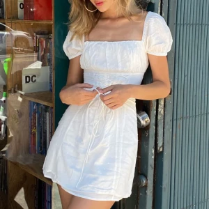 Vit sommarklänning  - Superfin vit klänning som är i nyskick. Köparen står för frakten💕