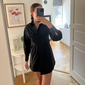 Klänning - Svart skjortklänning från missguided använd endast en gång, storlek s.