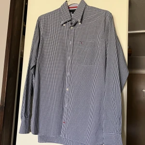 Tommy hilfiger skjorta - Tommy hilfiger skjorta i fint skick, knappt använd. 