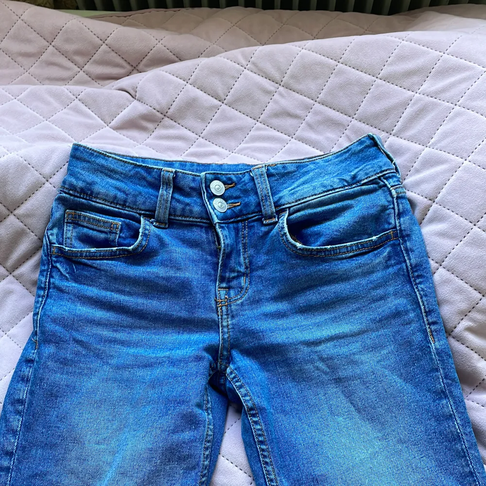 Säljer dessa jätte snygga bootcut jeans från h&m med fickor som har knappar där bak, säljer de pga att de inte kommer till användning. . Jeans & Byxor.
