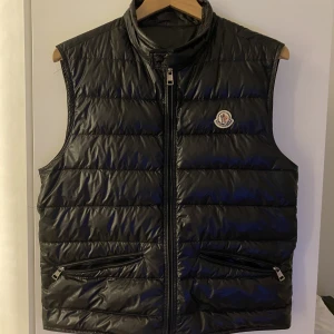 Moncler gui väst  - Moncler gui väst❗️ 3199kr Storlek: size 2 Skick 8/10 Perfekt nu inför sommaren☀️  Kom dm vid intresse✉️
