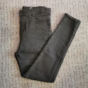 Jeans är i bra material och kvalitet. Den har inte kommit till användning. Mått på jeansen är 89cm längd, 63cm på inre ben och 35cm i midja.
