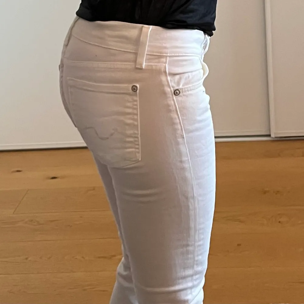 Super fina vita jeans utan fläckar, modell Gwenevere. Skinny modell. Köpta på NK för 1700 kr, kvitto finns inte kvar. Jeans & Byxor.