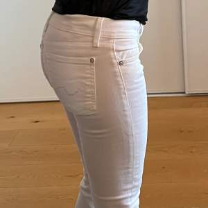 Super fina vita jeans utan fläckar, modell Gwenevere. Skinny modell. Köpta på NK för 1700 kr, kvitto finns inte kvar