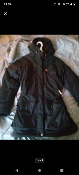 Fjällräven jacka  - St xs, men passar s också, använd lite under vintern fint skick, inga fel 