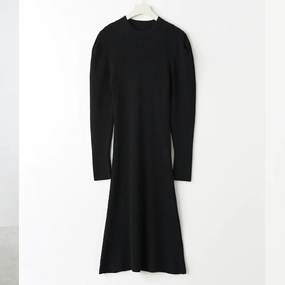 Jättefin svart stickad klänning från Gina Tricot i storlek XS, perfekt nu till sommaren, är 1,75 och den sitter perfekt men eftersom är en klänning så kan även längre och kortare personer ha den. Säljer då jag redan har väldigt många svarta klänningar. Klänningar.