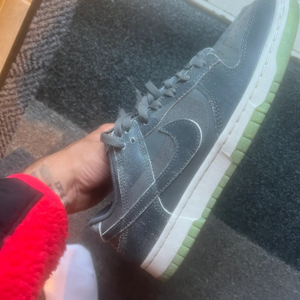 Nike dunk halloween, använda 2 gånger. Skick 9.5/10. Som nya. Storlek 42. Kengät.