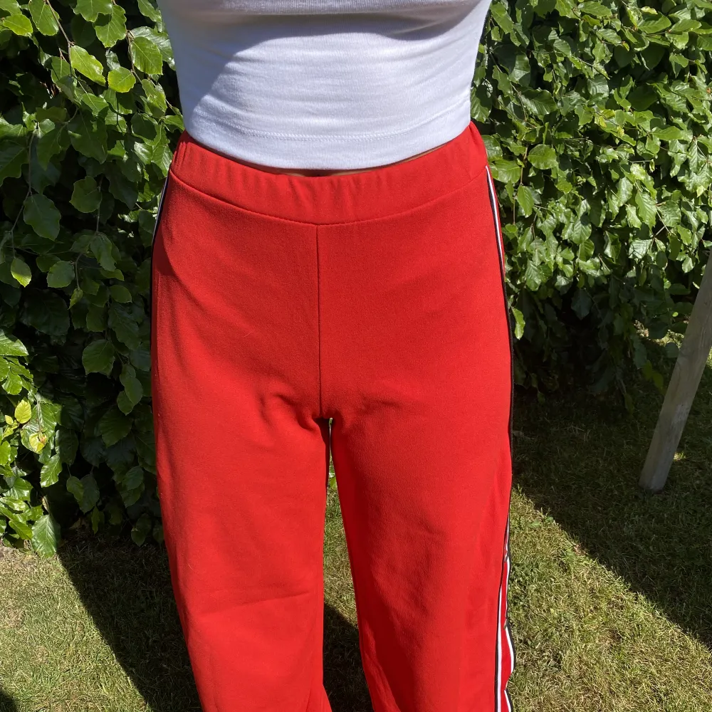 Röda byxor med svartvita ränder, perfekt nu till sommaren men är även snygga på vintern! Passar super snyggt med en vit eller svart topp. Jeans & Byxor.