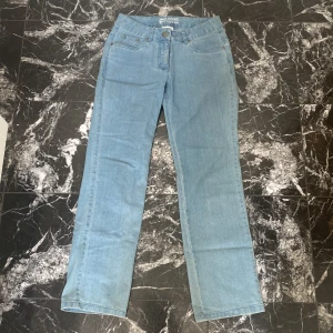 Laura Kent Jeans - straight low waist - Ett par jätte bekväma low waist jeans byxor med  gulliga små hjärtan på fikorna!   Storlek: S Skickar jätte gjärna bild när jag har på dom om det behövs! 