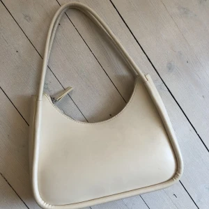 Beige väska Monki - Liten beige handväska från Monki, knappt använd 