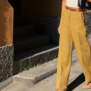 Kostymbyxor - Välbevarade kostymbyxor från & Other stories som tyvärr inte kommit till användning hos mig.