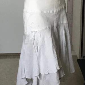 Superfin kjol i linnemix från svenska ”Branting”  50% linne, 50%bomull   Det står inte storlek, men köptes på second hand som en 36:a Midjemått 78 cm